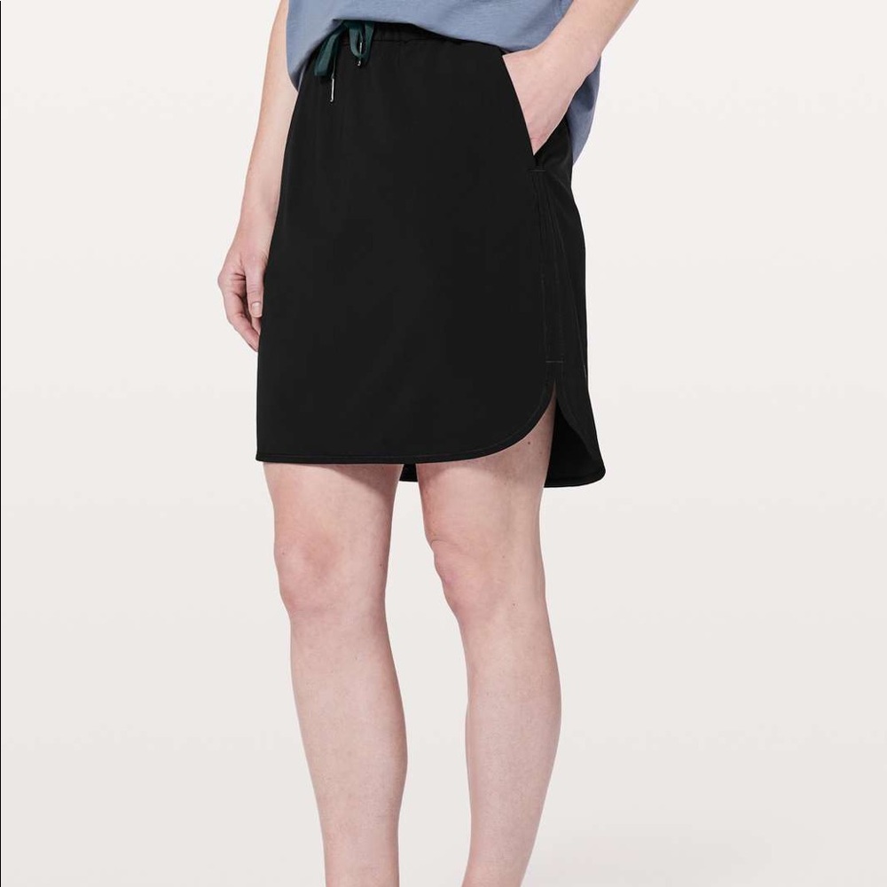 NWT Lululemon On the Fly skirt